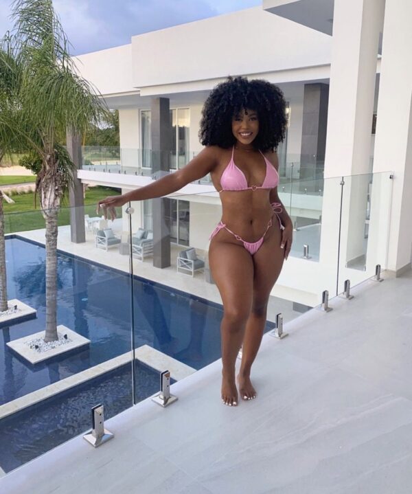Amelia   Albanian  -  in Dakar