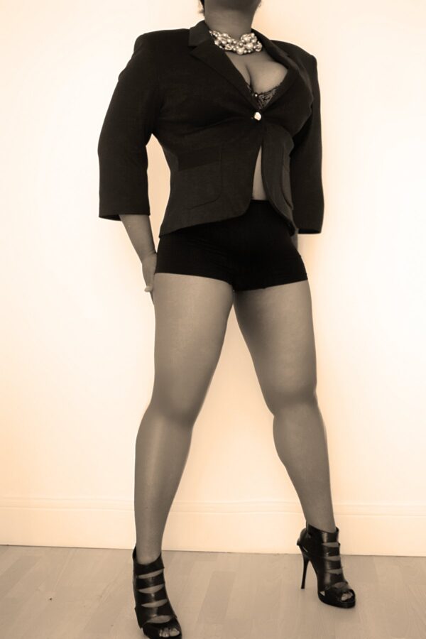 Blackkaht – Cuban escort in London - Image 9