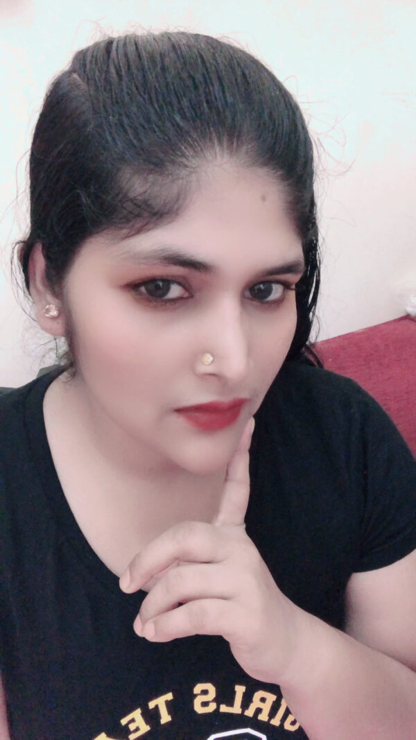 Hot India Lady 95065328 - Image 2
