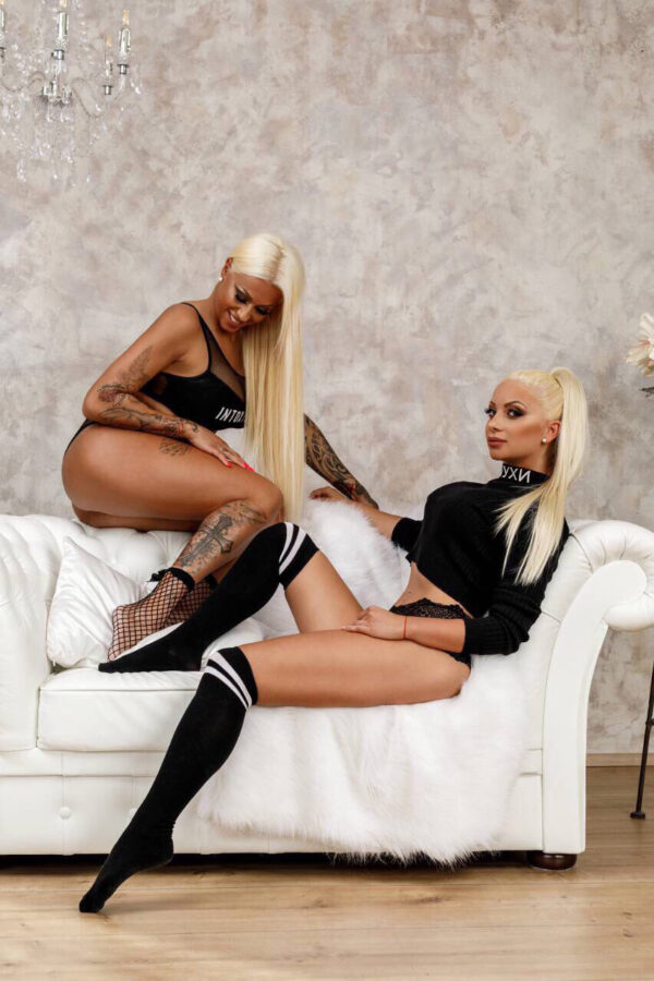Super Hot Blondies - Image 5