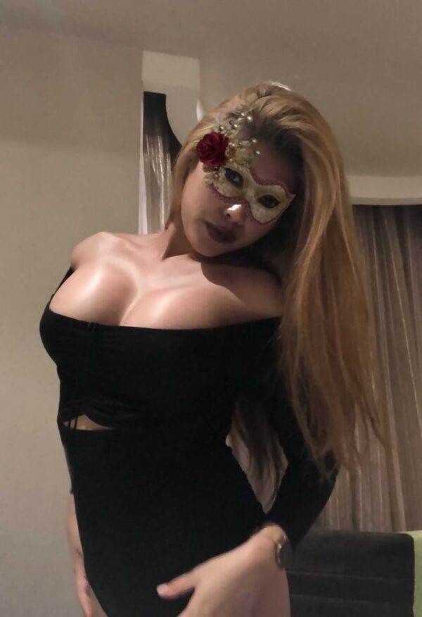 Tiara Sexy Squirting Playmate