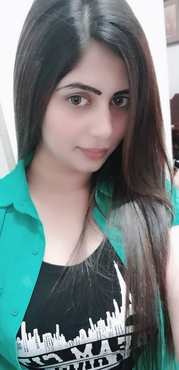 Sanam Model - Image 2