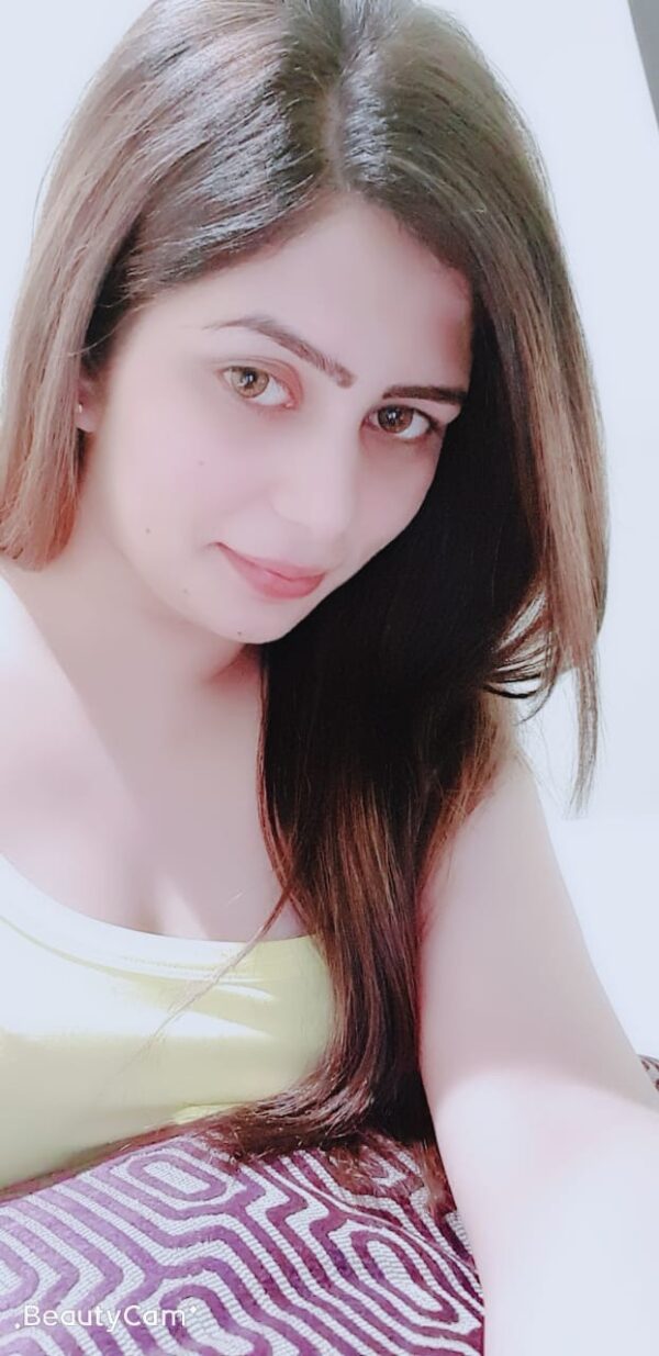 Sanam Butt - Image 2