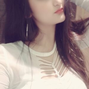 Curvy Model Mahi