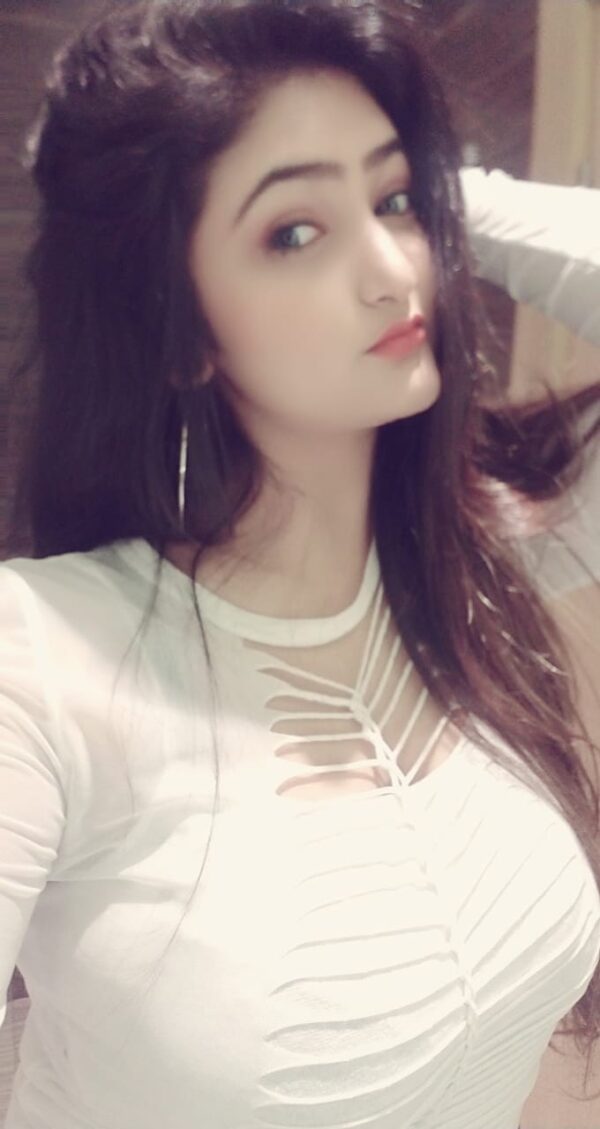 Curvy Model Mahi