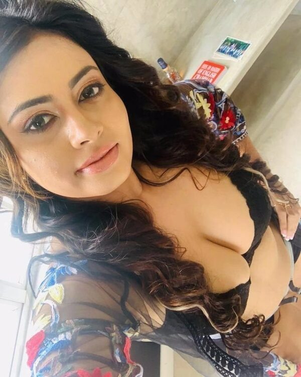 Karachi Call Girls Service - Image 2