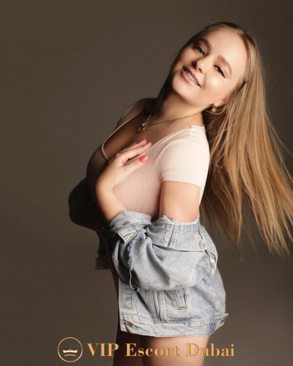 Lyndsy Busty Teen Full Service - Image 3
