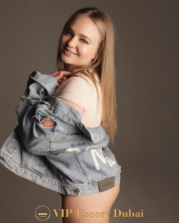Lyndsy Busty Teen Full Service - Image 4