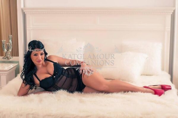 Busty Molly - Image 4