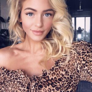 Hanna_Super Boobs_Hot Kisses