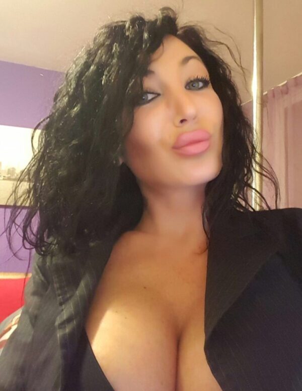 PAMELA - Porno-Star - No Photoshop - Image 6