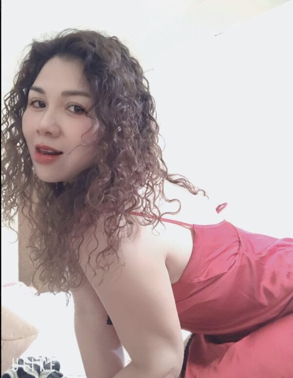 Lina – Vietnamese girl Geneva - Image 2