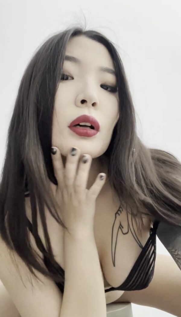 Lisa – Japanese girl Kuwait - Image 2