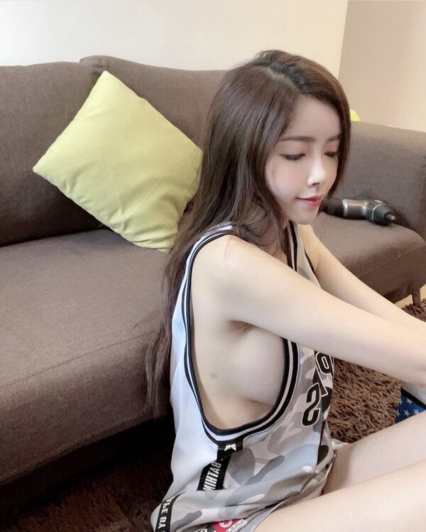 Lisa – Singaporean girl Dammam - Image 3