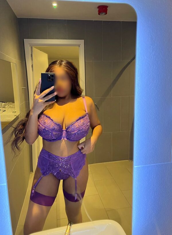 Yasmine – French escort in London - Image 13