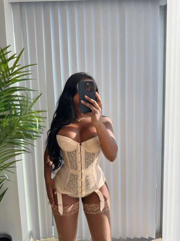Tamara Monáe – British escort in London - Image 12
