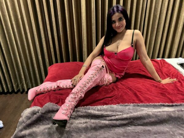 Vivian – Singaporean escort in London - Image 2